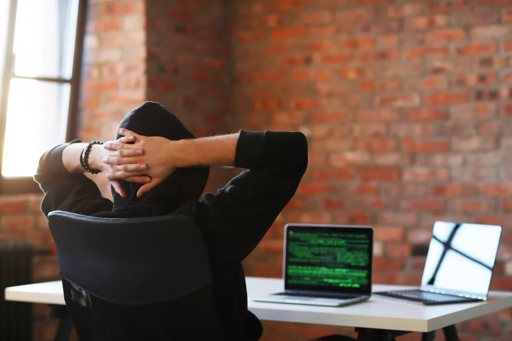 hacker melakukan aksi brute force attack
