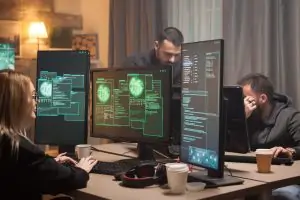 Karyawan perusahaan sedang melakukan pelatihan cyber security