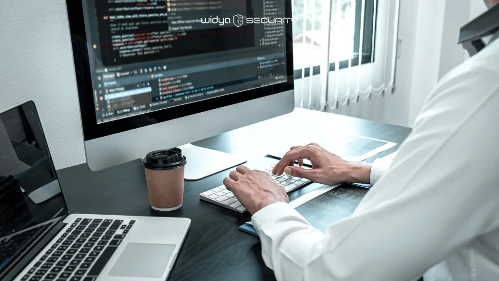 karyawan sedang mengelola data integrity